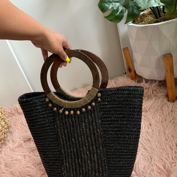 (SOLD on Depop) Vintage wicker hand bag - Picture 2 of 3